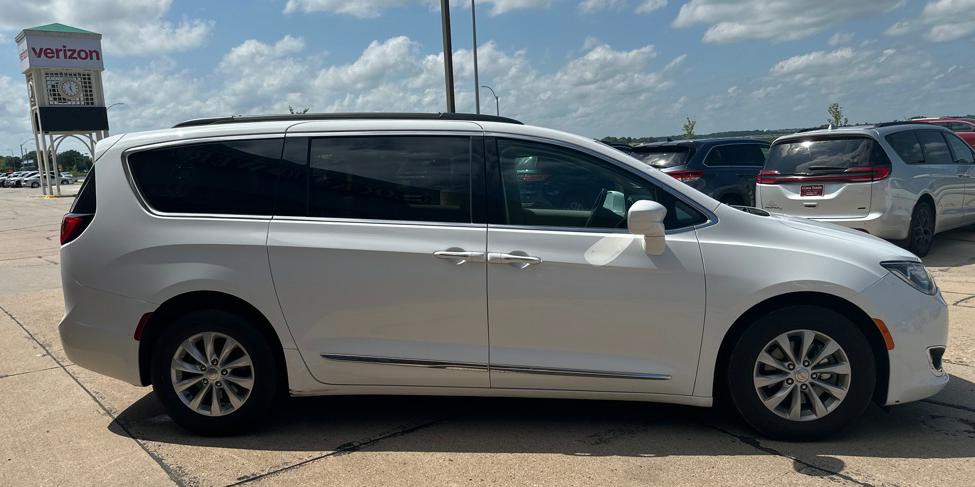 2017 Chrysler Pacifica Image 5