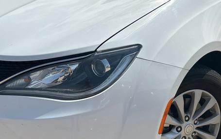 2017 Chrysler Pacifica Image 2