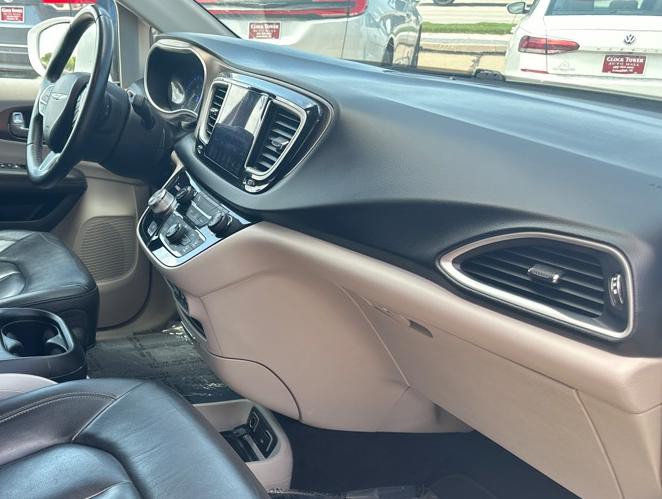 2017 Chrysler Pacifica Image 10