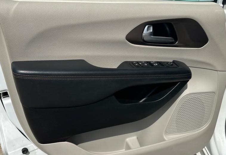 2017 Chrysler Pacifica Image 18