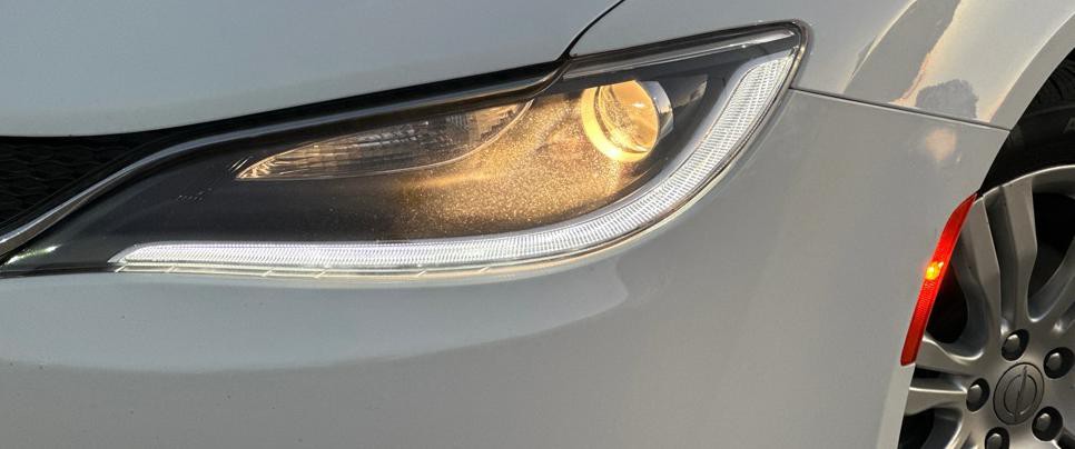 2015 Chrysler 200 Image 2