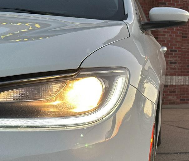 2015 Chrysler 200 Image 3
