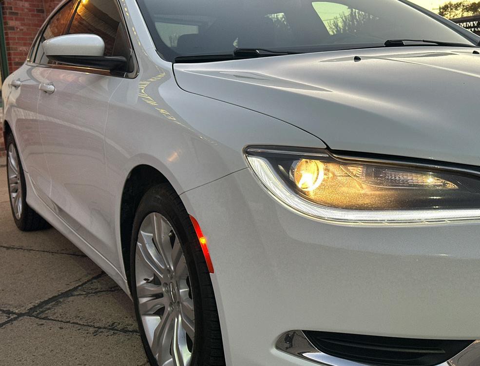 2015 Chrysler 200 Image 5