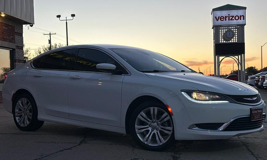 2015 Chrysler 200 Image 6