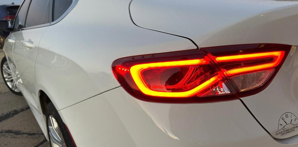 2015 Chrysler 200 Image 7