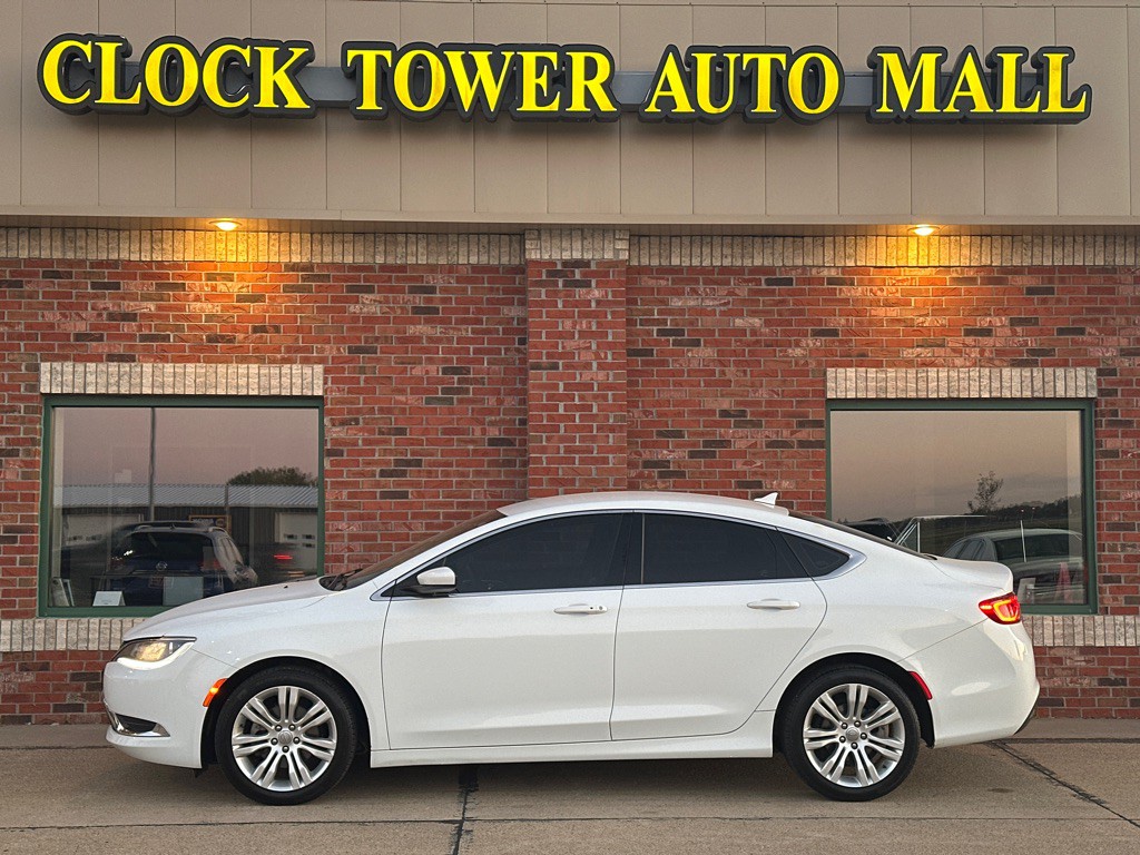 2015 Chrysler 200 Image 8