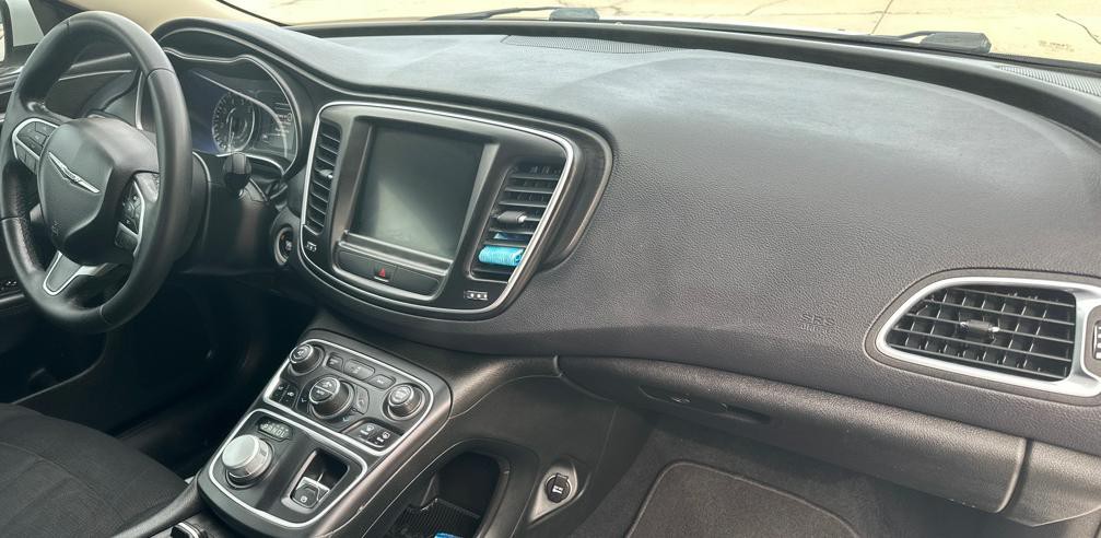 2015 Chrysler 200 Image 9