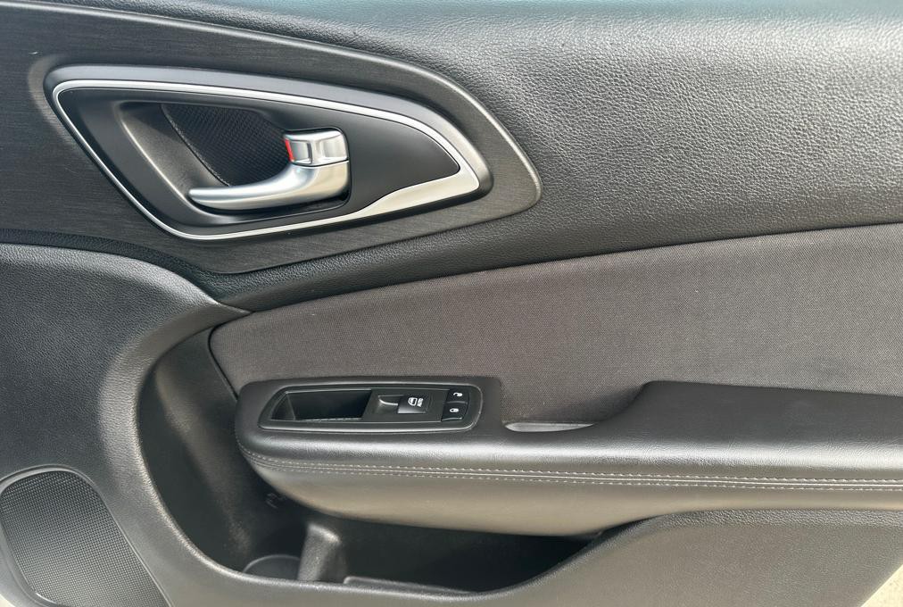 2015 Chrysler 200 Image 10