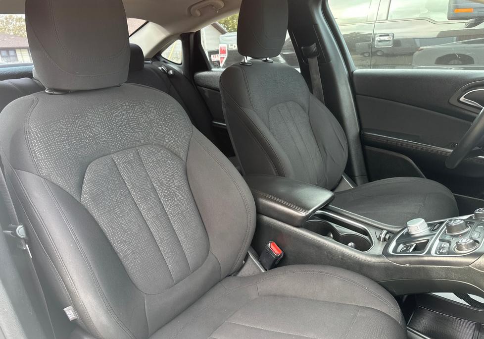 2015 Chrysler 200 Image 11