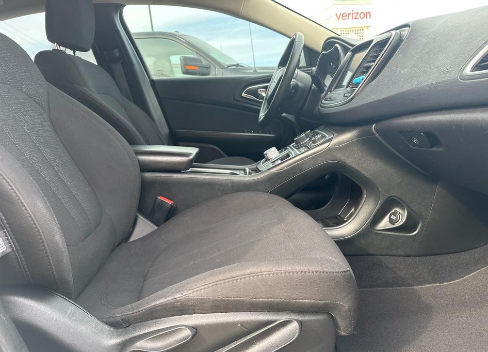 2015 Chrysler 200 Image 12