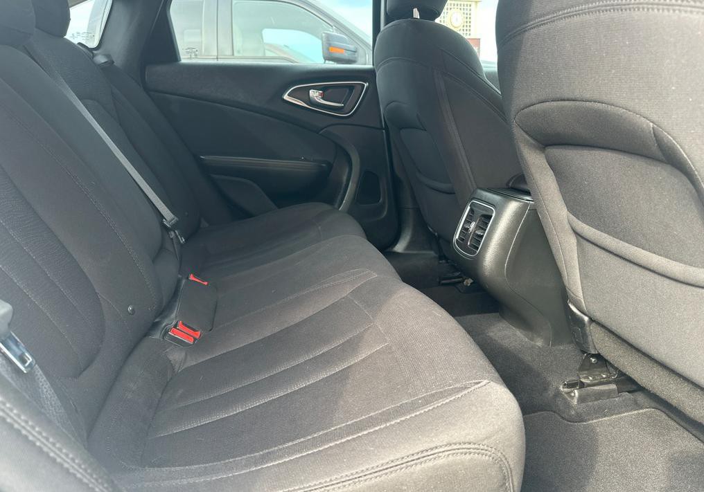 2015 Chrysler 200 Image 14