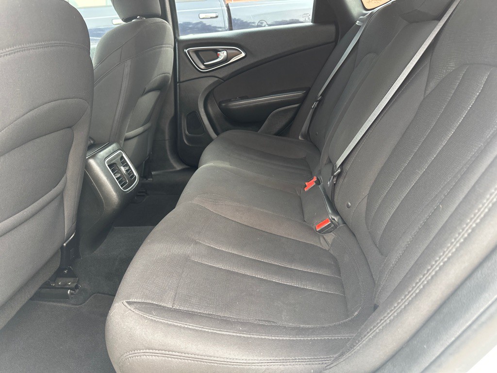 2015 Chrysler 200 Image 15