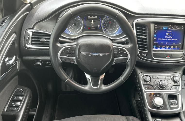 2015 Chrysler 200 Image 17
