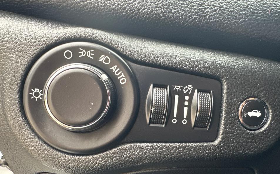 2015 Chrysler 200 Image 19