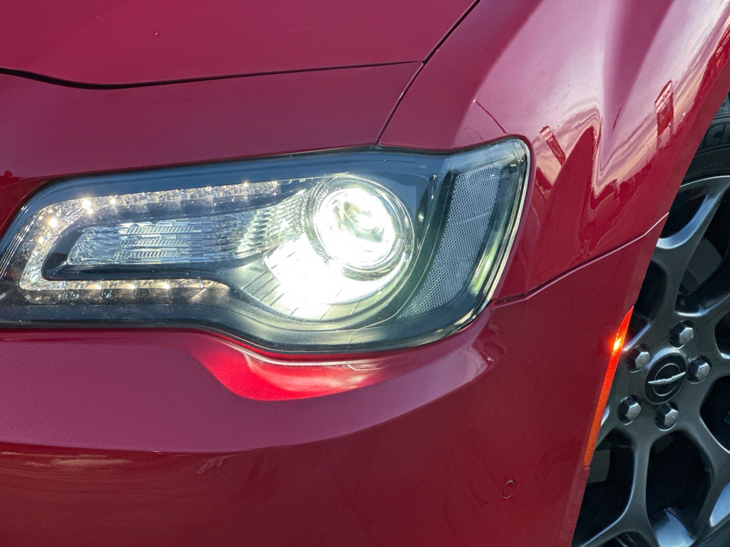 2017 Chrysler 300 Image 2