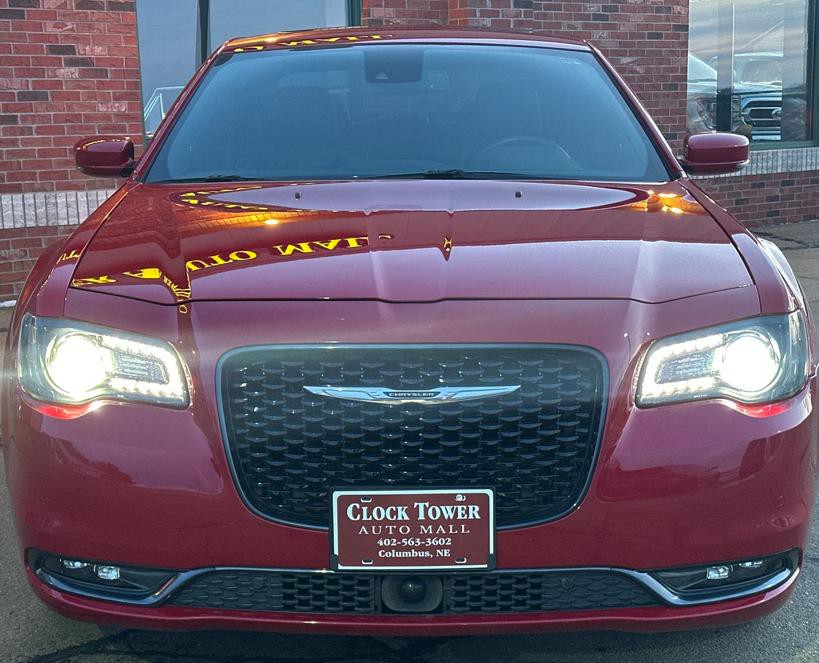 2017 Chrysler 300 Image 3