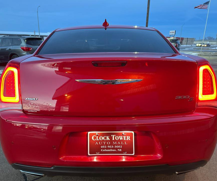 2017 Chrysler 300 Image 7