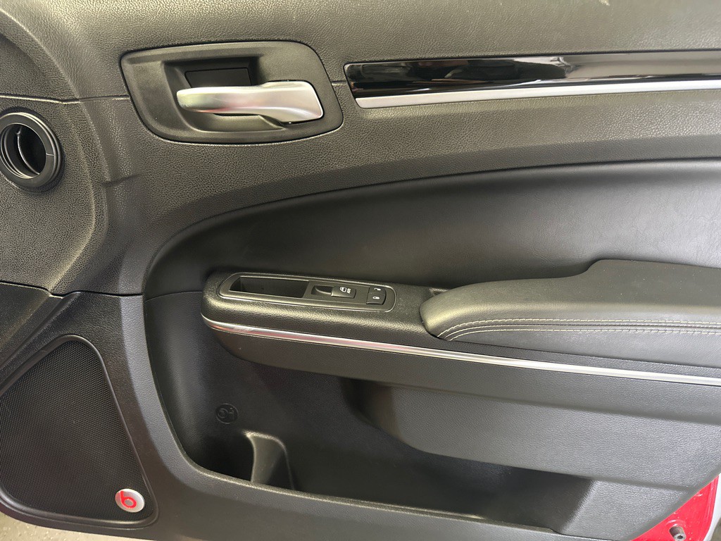 2017 Chrysler 300 Image 11