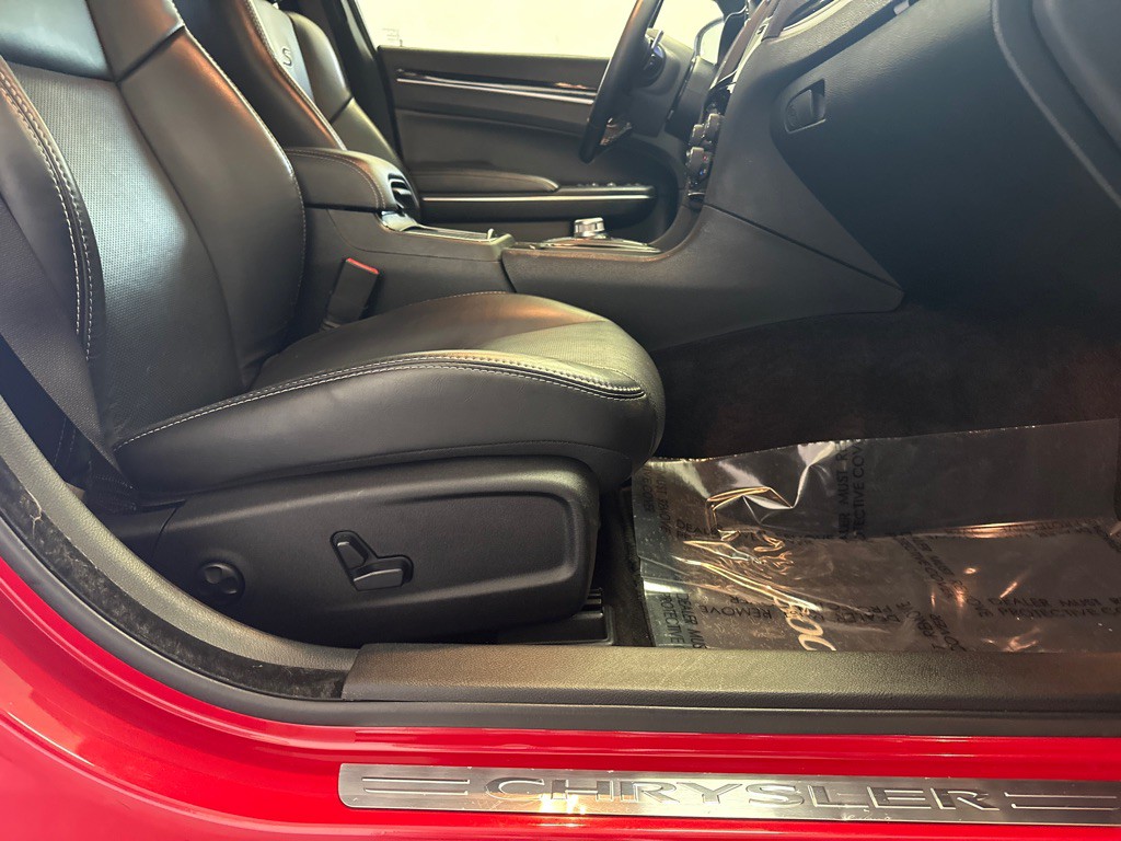 2017 Chrysler 300 Image 12