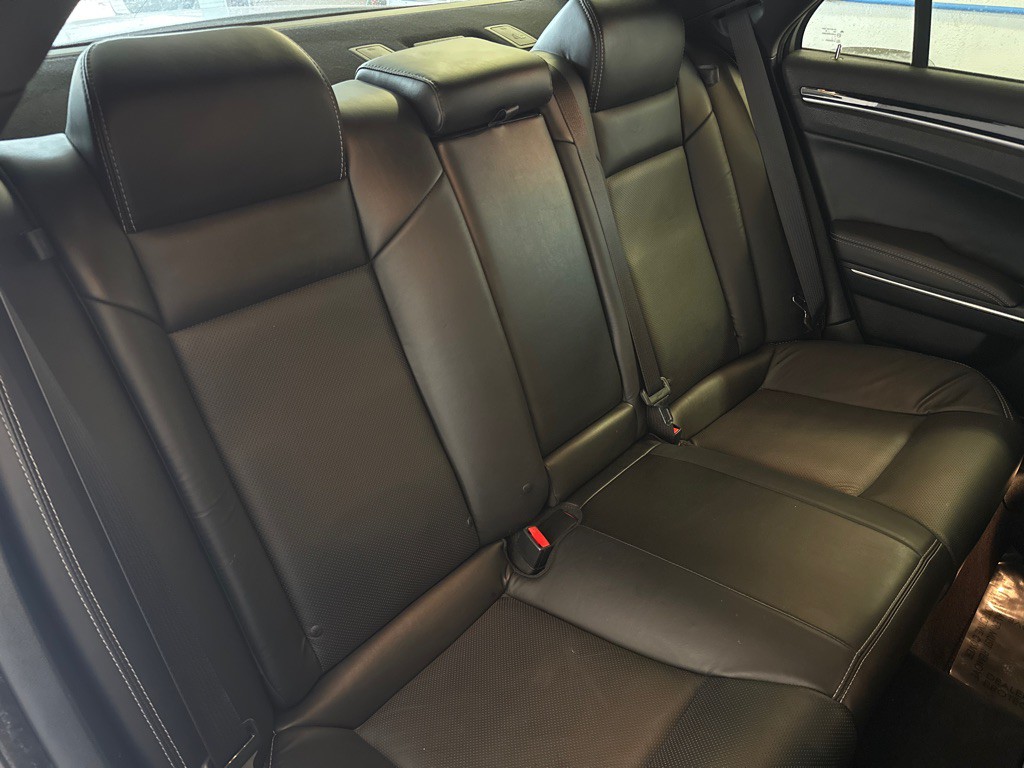 2017 Chrysler 300 Image 13