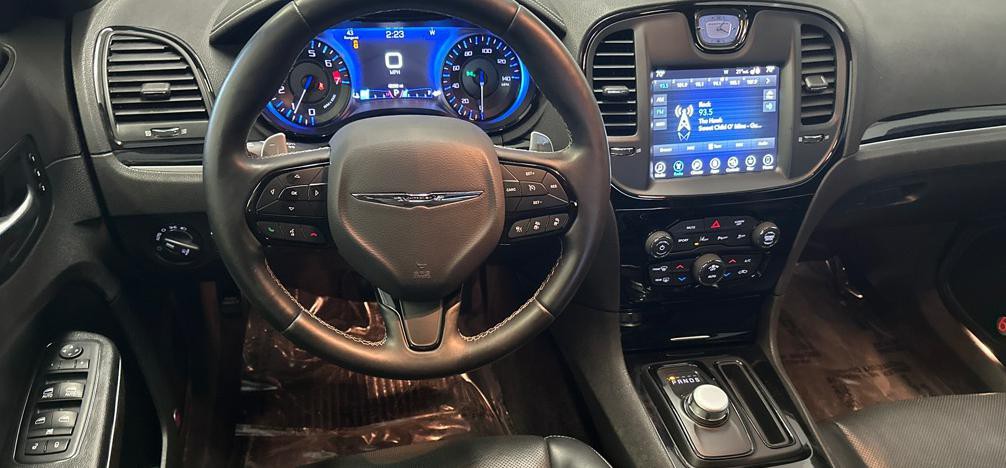 2017 Chrysler 300 Image 18