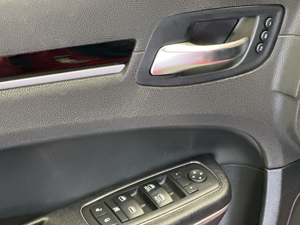 2017 Chrysler 300 Image 21