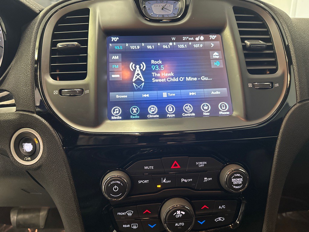 2017 Chrysler 300 Image 26