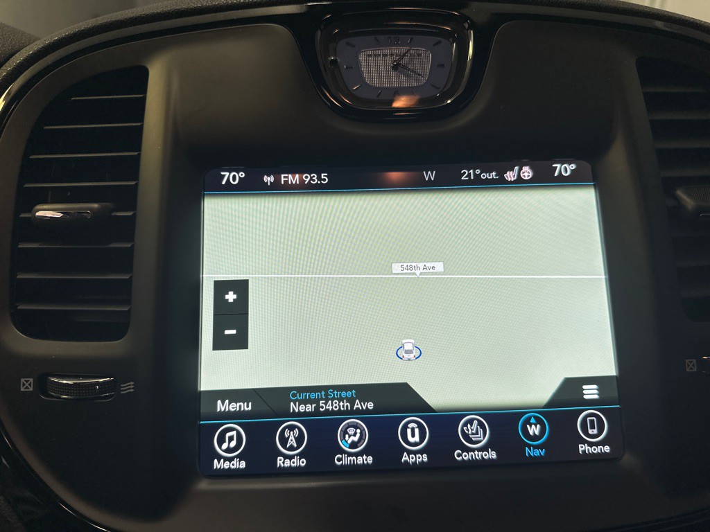 2017 Chrysler 300 Image 27