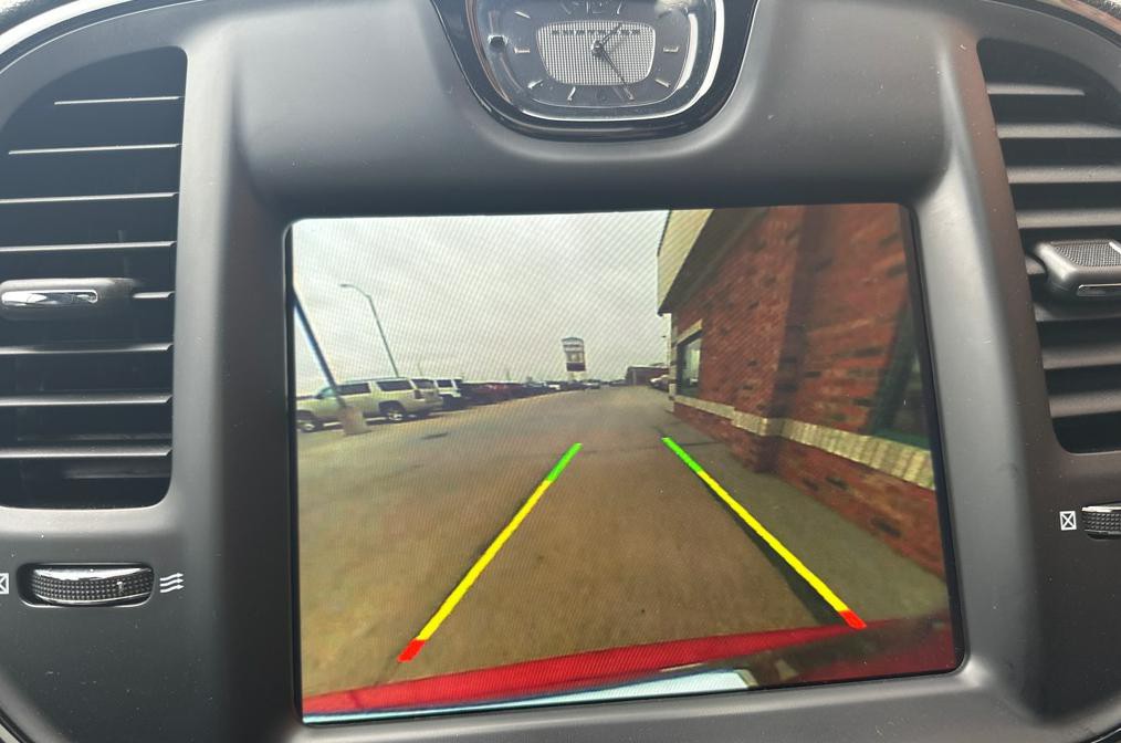 2017 Chrysler 300 Image 28