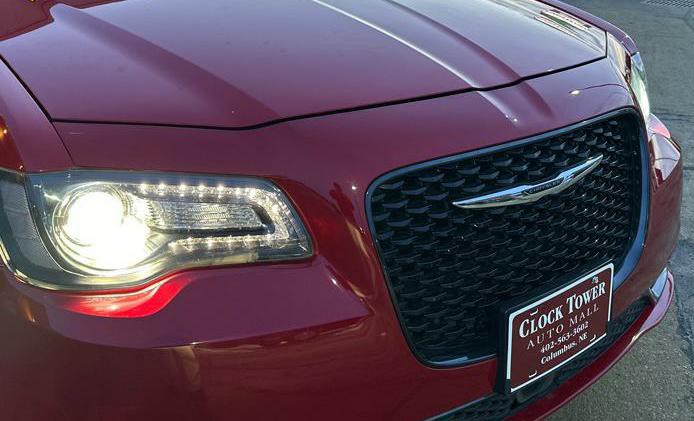 2017 Chrysler 300 Image 4