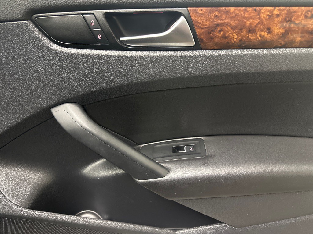 2013 Volkswagen Passat Image 9