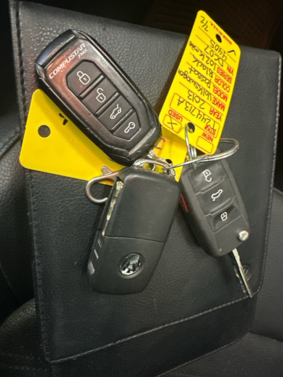 2013 Volkswagen Passat Image 24