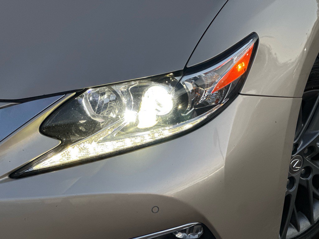 2018 Lexus ES Image 2