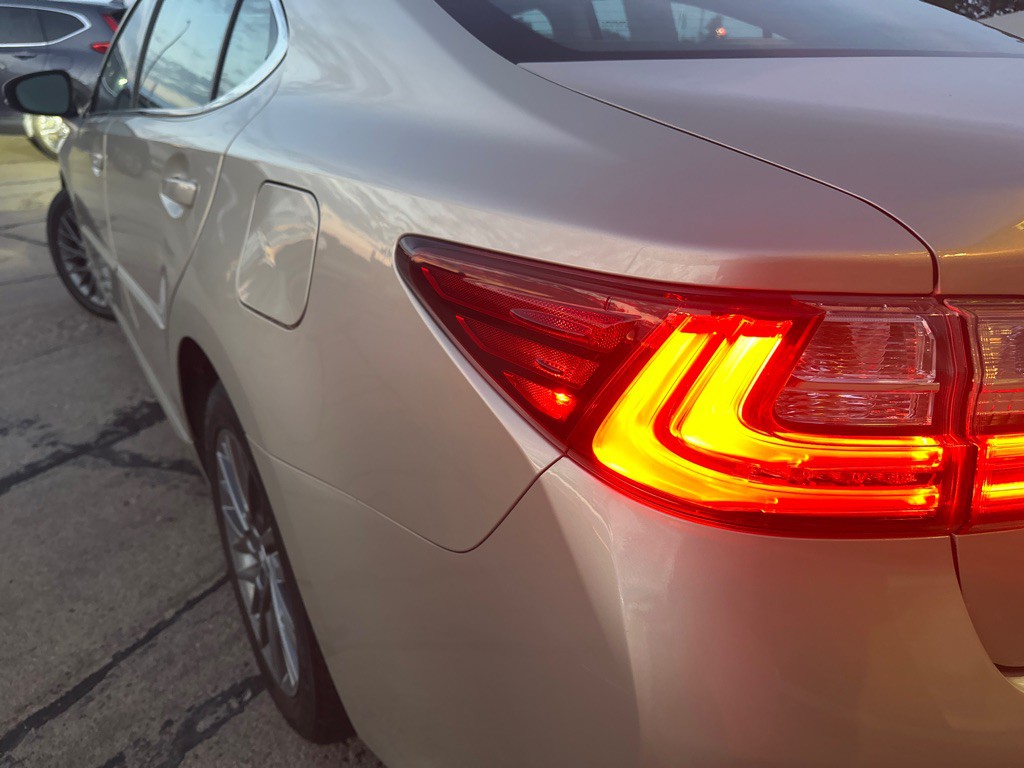 2018 Lexus ES Image 9