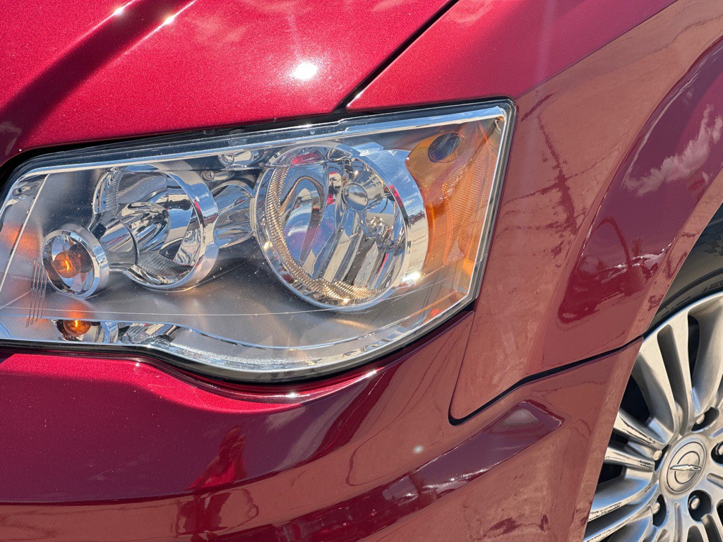 2015 Chrysler Town & Country Image 2