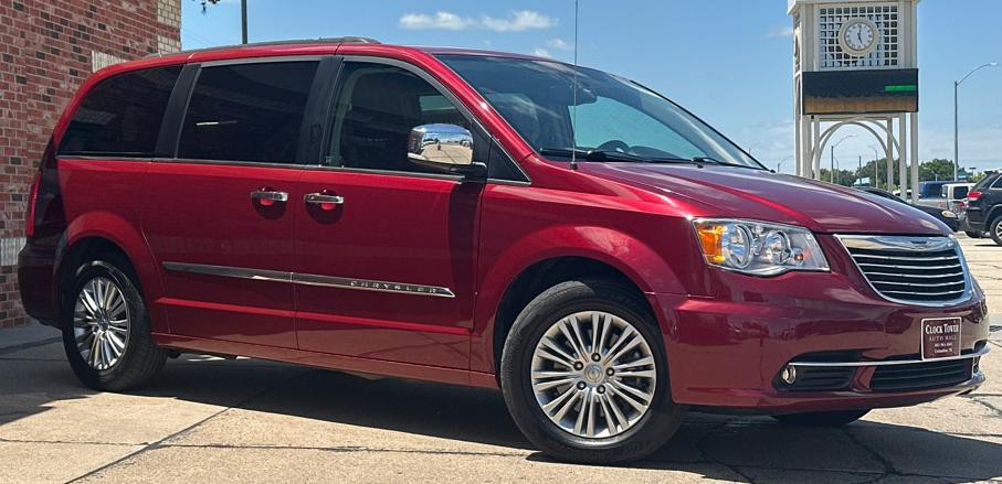 2015 Chrysler Town & Country Image 6