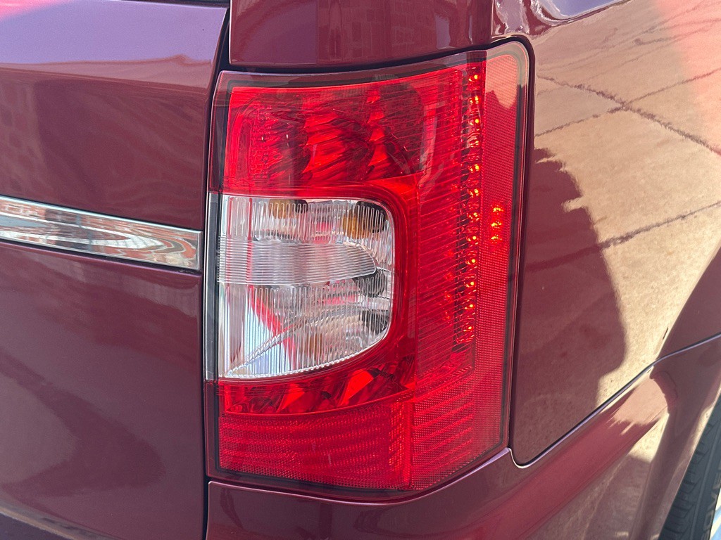 2015 Chrysler Town & Country Image 7