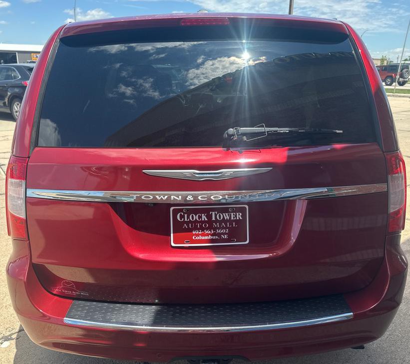 2015 Chrysler Town & Country Image 8