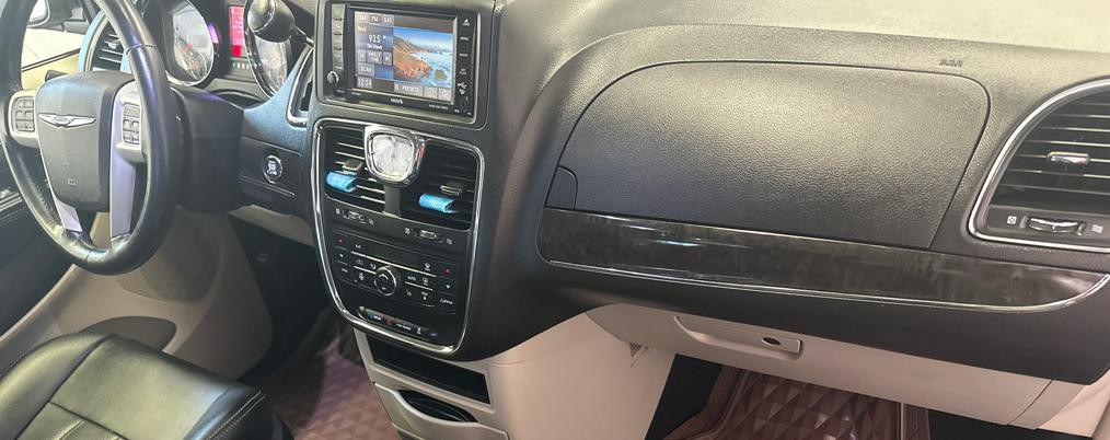 2015 Chrysler Town & Country Image 11