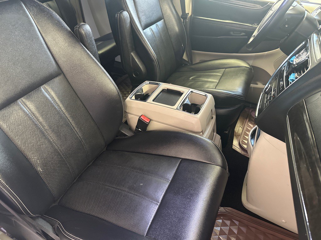 2015 Chrysler Town & Country Image 12