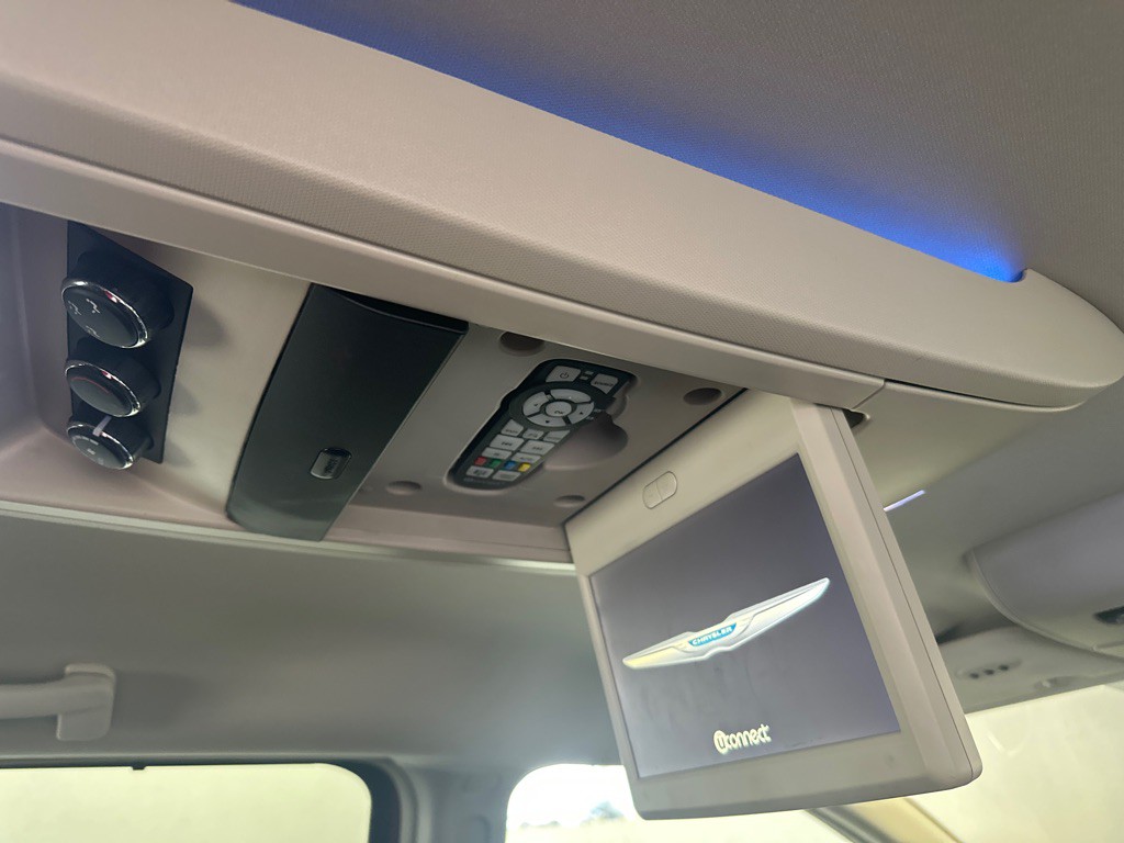 2015 Chrysler Town & Country Image 16