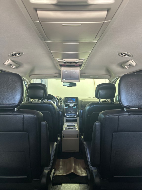 2015 Chrysler Town & Country Image 17