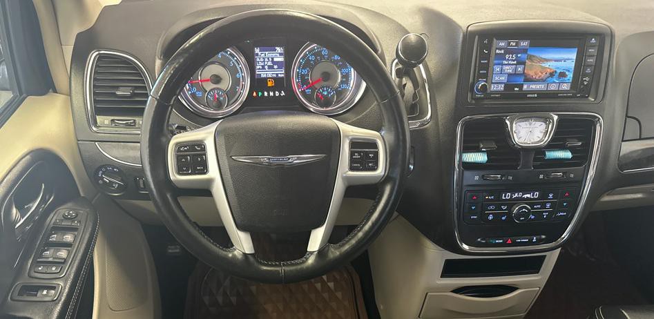 2015 Chrysler Town & Country Image 24