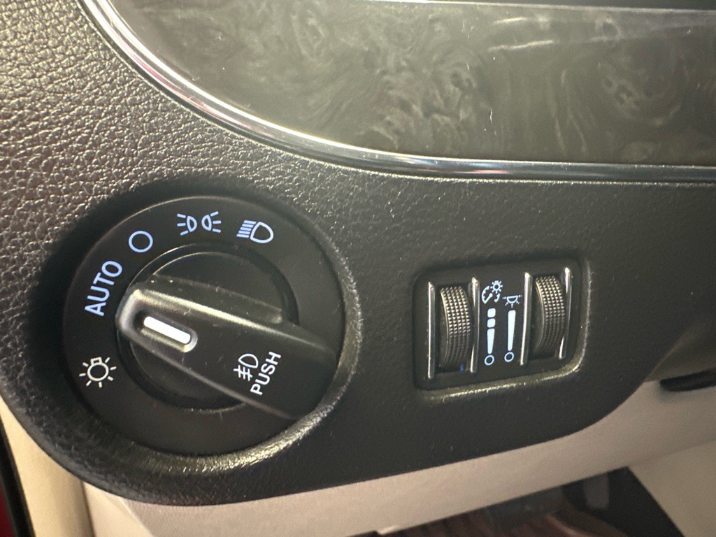2015 Chrysler Town & Country Image 26