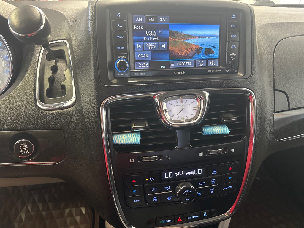 2015 Chrysler Town & Country Image 30