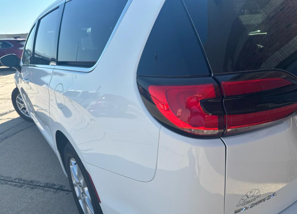 2023 Chrysler Pacifica Image 8