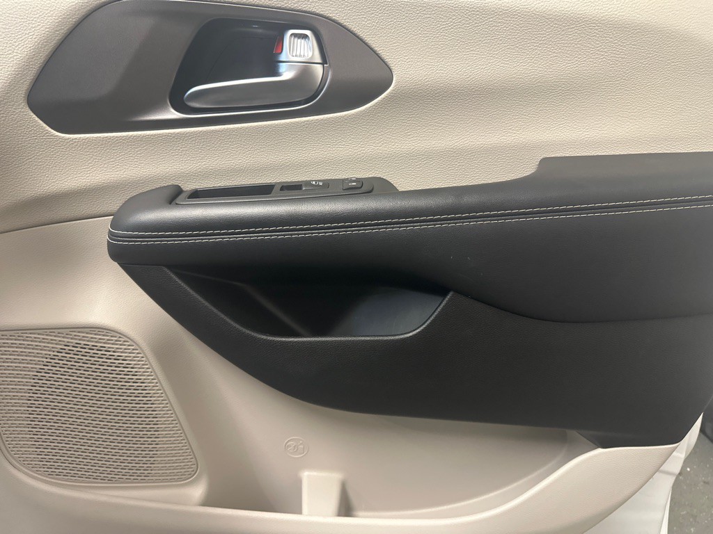 2023 Chrysler Pacifica Image 12