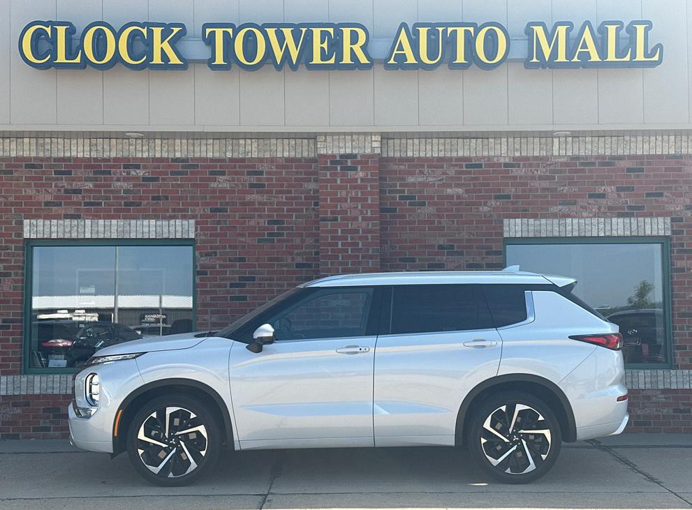 2022 Mitsubishi Outlander Image 2
