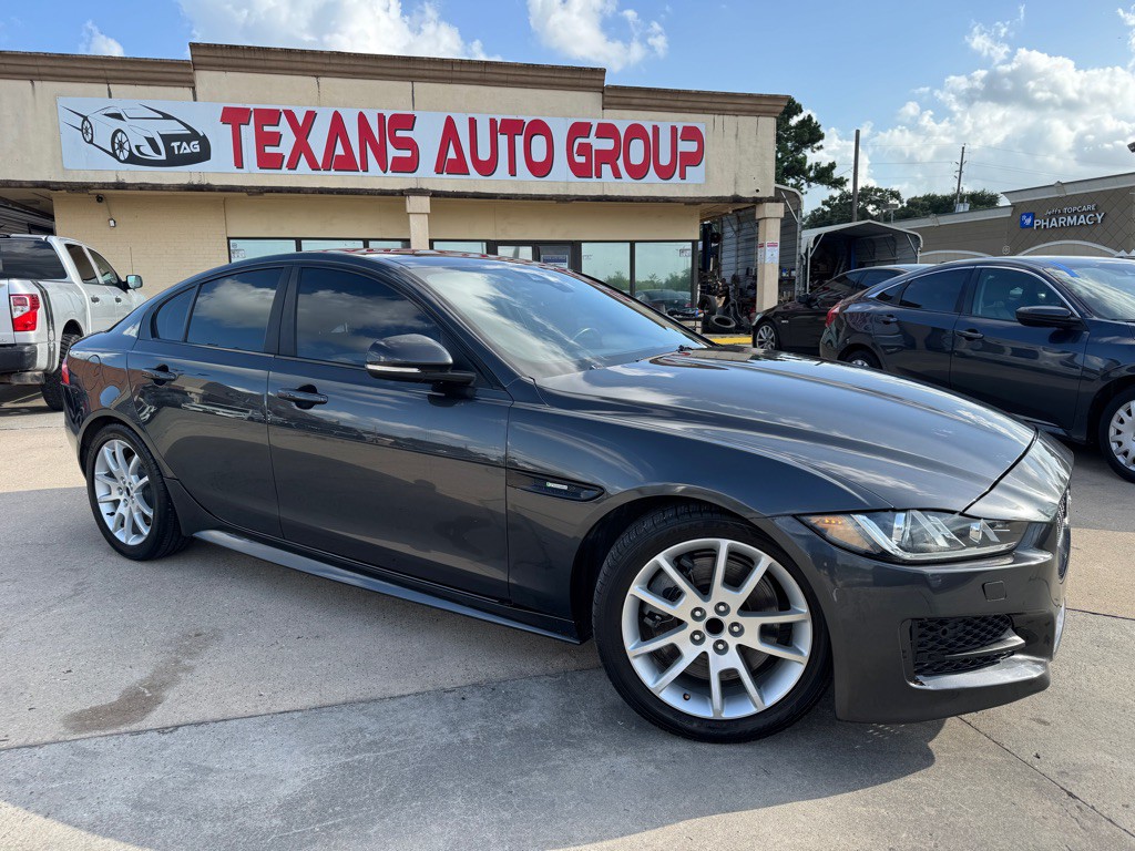 2017 Jaguar XE Image 2
