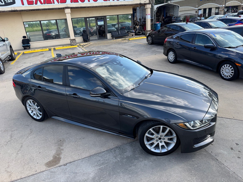 2017 Jaguar XE Image 3